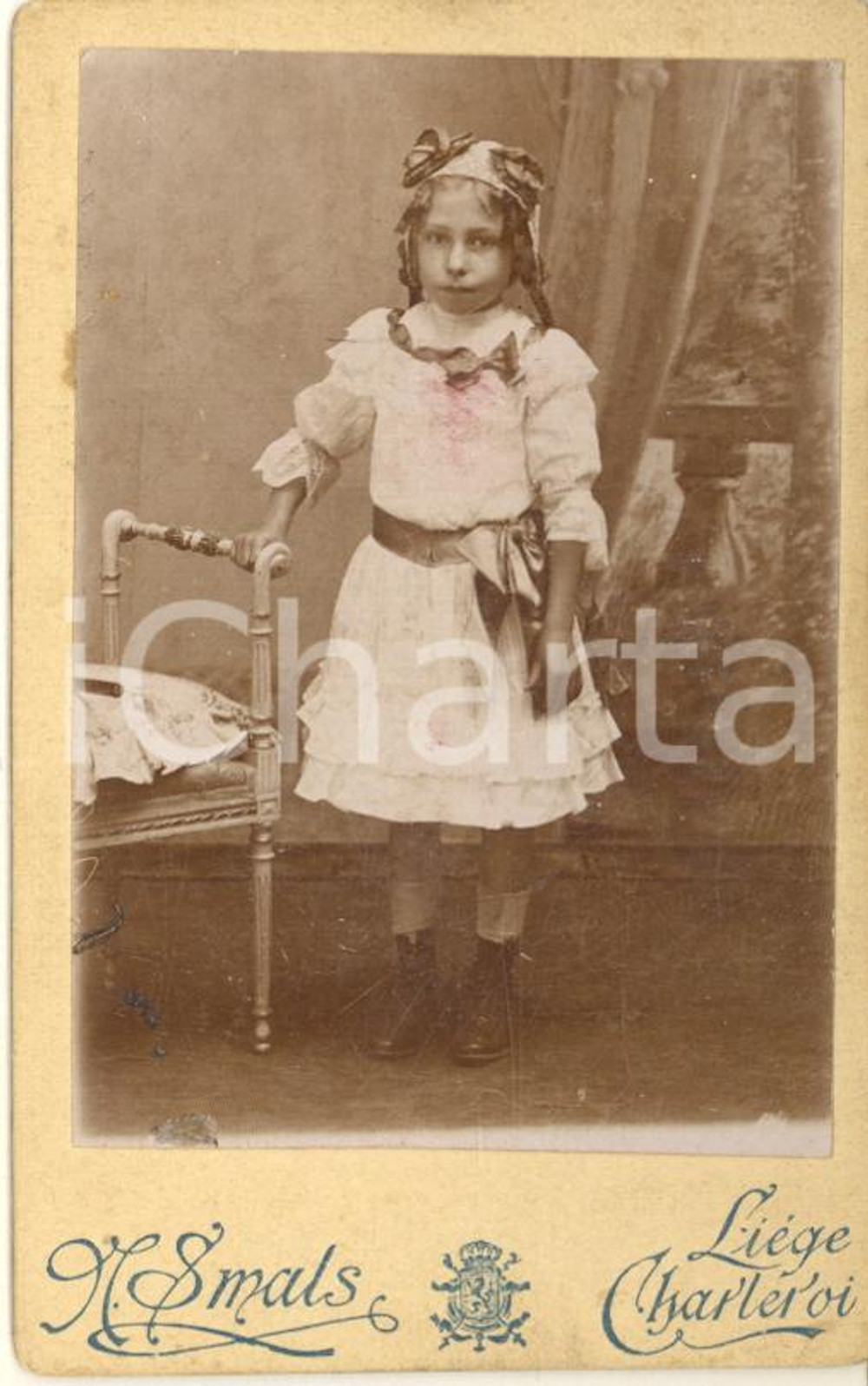1900 ca BELGIQUE Ritratto di bambina in abito bianco - Foto SMALS CDV  Fotografia originale d'epoca.FOTOGRAFO: Nicolas Smals - Li&egrave;ge / CharleroiCONDIZIONI: FAIR (lieve macchia centrale)FORMATO: CDV    originale e autentica 1
