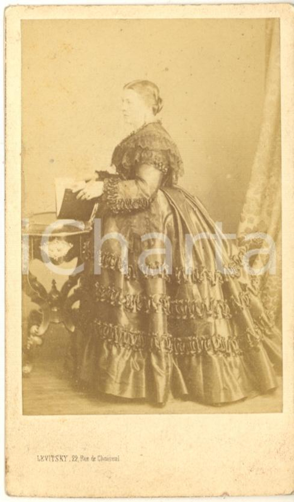 1865 ca PARIS Ritratto di nobildonna con un libro - Foto Sergej LEVITSKY CDV  Fotografia originale d'epoca.FOTOGRAFO: Sergej Levitsky - 22, rue de Charleroi, ParisCONDIZIONI: GFORMATO: CDV    originale e autentica 1