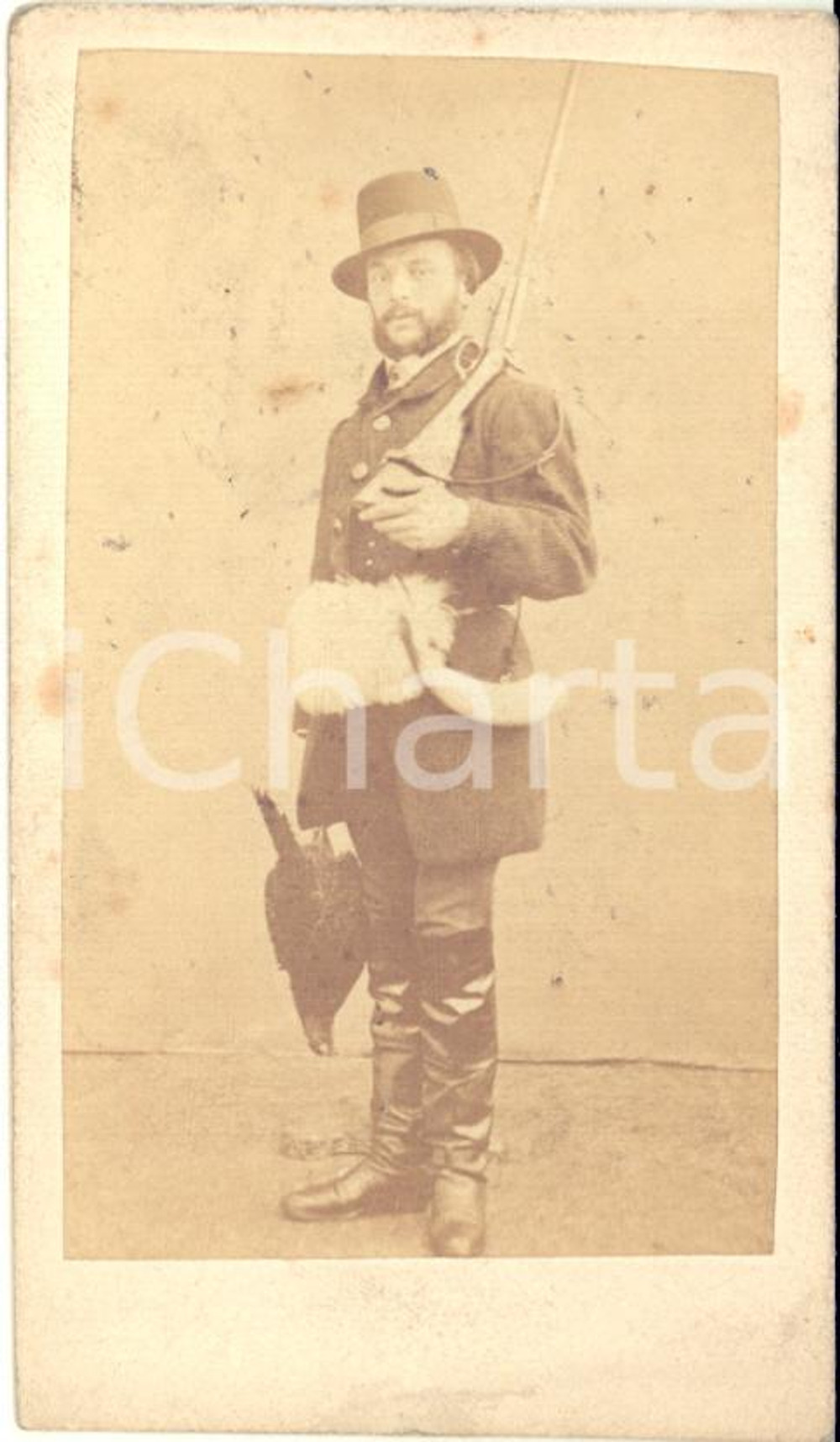 1870 ca FRANCE (?) Ritratto di un cacciatore con la preda - Foto CDV CURIOSA  Fotografia originale d'epocaCONDIZIONI: FAIR (fioriture e margini rifilati)FORMATO: CDV    originale e autentica 1