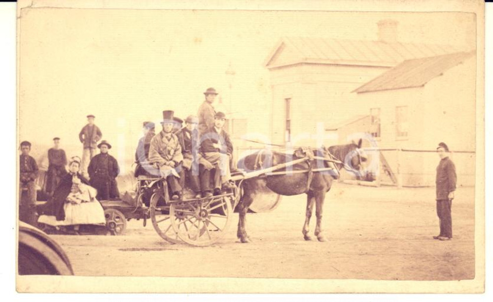 1870 ca KINGSTOWN (DUN LAOGHAIRE) Irish Jaunting Car - Photo CDV H. D. BROWN  Fotografia originale d'epoca.CONDIZIONI: GFOTOGRAFO: H. D. Brown - Kingstown (attuale Dun Laoghaire, Ireland)FORMATO: CDV    originale e autentica 1