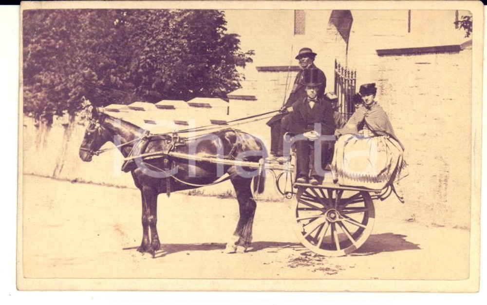 1870 ca DUN LAOGHAIRE (IRELAND) Irish Jaunting Car - Photo CDV H. D. BROWN  Fotografia originale d'epoca.CONDIZIONI: GFOTOGRAFO: H. D. Brown - Kingstown (attuale Dun Laoghaire, Ireland)FORMATO: CDV    originale e autentica 1