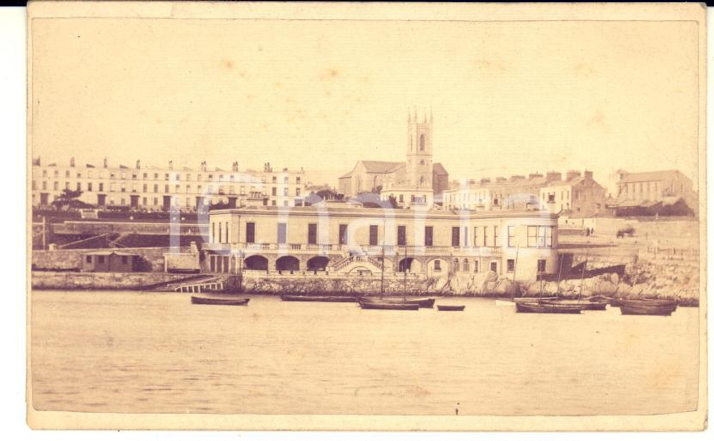 1870 ca DUN LAOGHAIRE (IRELAND) View with St. Michael’s Church PHOTO H. D. BROWN  Fotografia originale d'epoca.CONDIZIONI: GFOTOGRAFO: H. D. Brown - Kingstown (attuale Dun Laoghaire, Ireland)FORMATO: CDV    originale e autentica 1