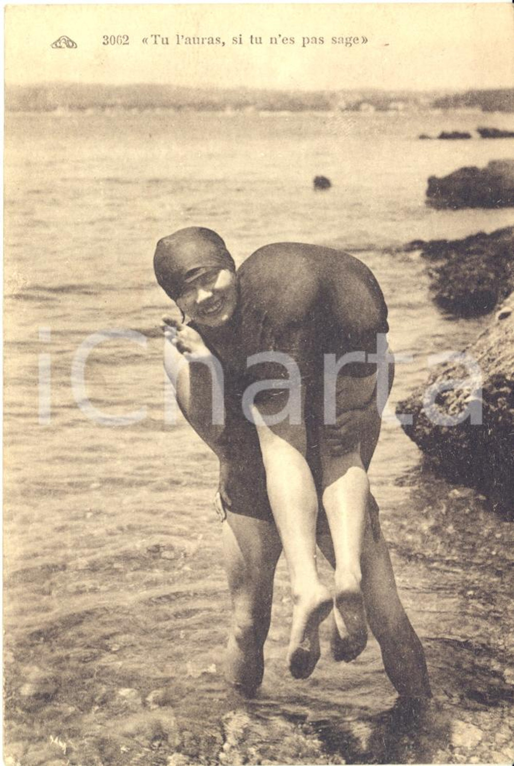 1920 ca EROTICA VINTAGE Donne in mare con costume trasparente - Cartolina FP NV  Cartolina postale d'epoca, edita dalla Cie Alzacienne des Arts Photom&eacute;caniques (CAP) Strasbourg, n&deg; 3062, con didascalia "Tu l'auras, si tu n'est pas sage".Non viaggiata.CONDIZIONI: FAIR (piegatura marginale)FORMATO: FP    originale e autentica 1