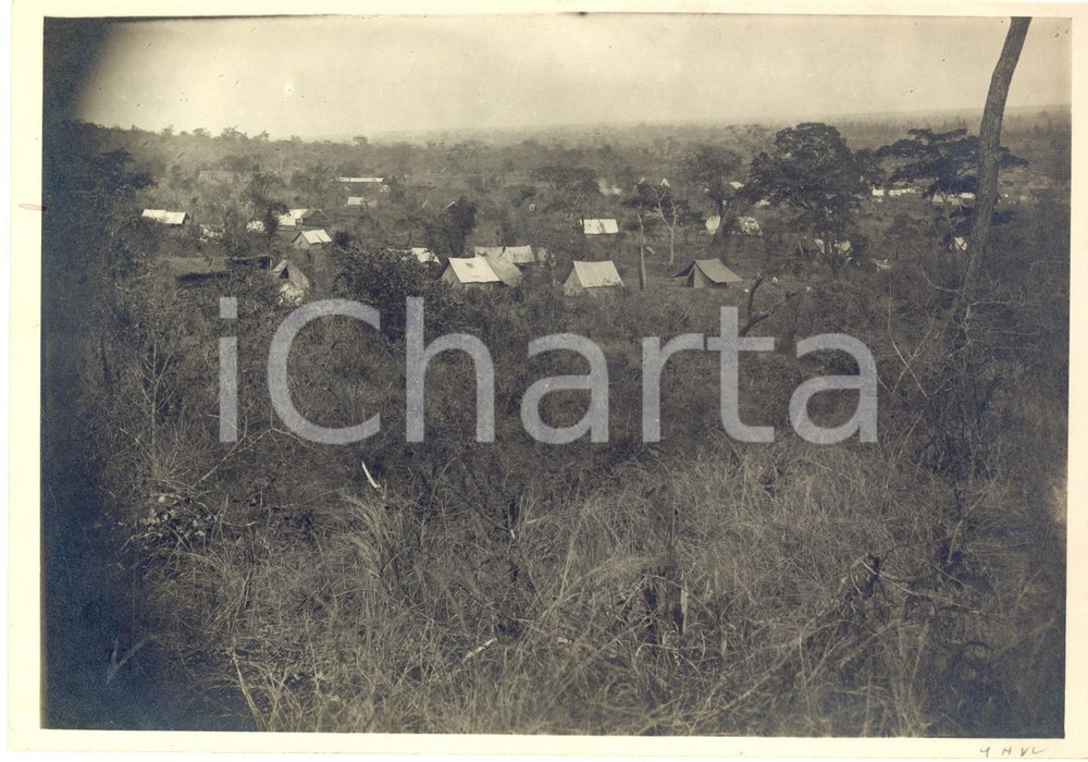 1917 WW1 KILOSSA (TANZANIA) East African Campaign - GQG camp RARE Photo 18x12  Rara fotografia d'epoca, con didascalia manoscritta coeva al verso "G.Q.G. &agrave; Kilossa".CONDIZIONI: G (minima piegatura angolare e difetti di stampa)FORMATO: 18x12 cm    originale e autentica 1