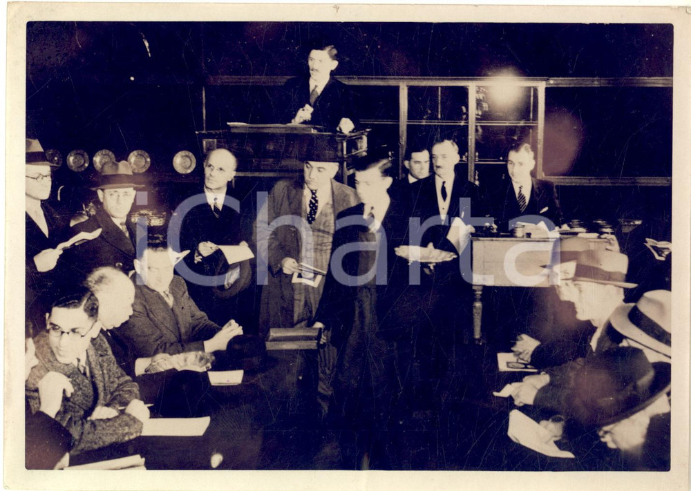 1936 LONDON Vendita all'asta argenteria di Hailé Selassié negus Etiopia - Foto  Fotografia d'epoca con didascalia dattiloscritta al verso.CONDIZIONI: POOR (aloni , minima sbrecciatura al margine superiore e ondulatura al margine inferiore)FORMATO: 18x13 cm    originale e autentica 1