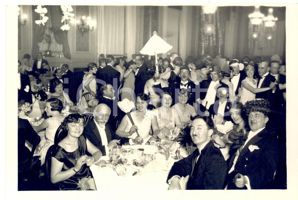 1928 BUENOS AIRES - PLAZA HOTEL - Festa di Capodanno - Foto vintage 18x12 cm  Fotografia d'epoca con didascalia manoscritta al verso in lingua francese.CONDIZIONI: FAIR (margine superiore rifilato, con piccola mancanza)FORMATO: 18x12 cm    originale e autentica 1