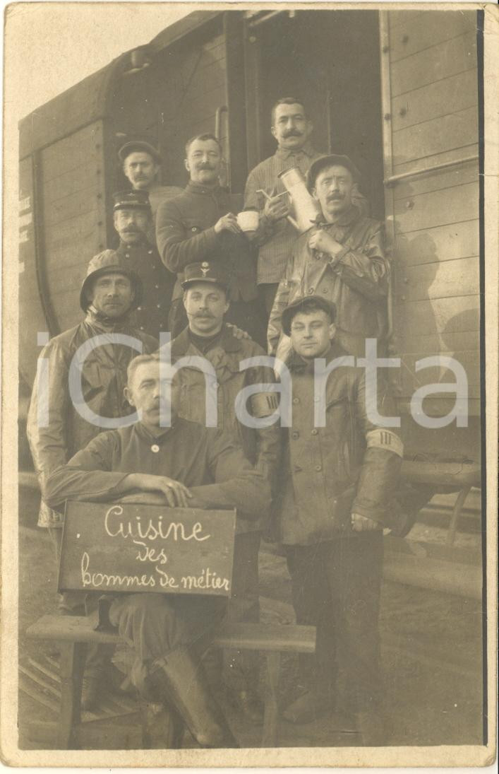 1917 WW1 DUNKERQUE Soldats belges de la cuisine à côté d'un wagon - Photo  Fotografia d'epoca, in formato cartolina postale, scritta dal soldato belga Emile Massart. Non viaggiata.CONDIZIONI: FAIR (piccole piegature angolari)FORMATO: FP    originale e autentica 1