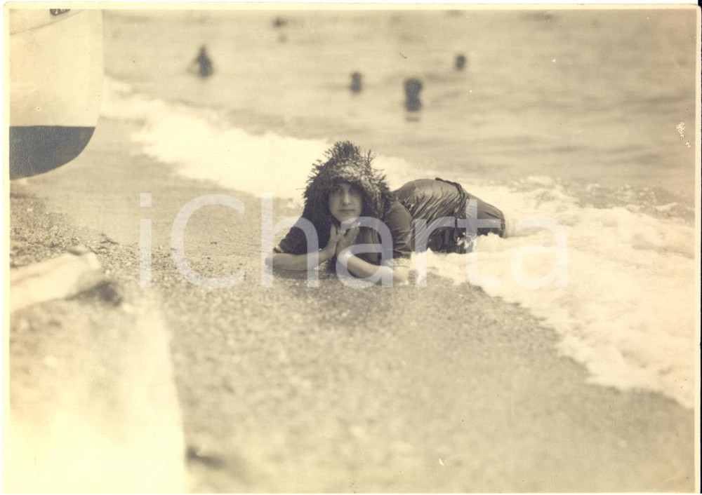 1920 ca FRANCE (?) Donna in riva al mare con il costume bagnato - Foto vintage  Fotografia d'epoca.CONDIZIONI: G (minima piegatura angolare)FORMATO: 15x10 cm    originale e autentica 1