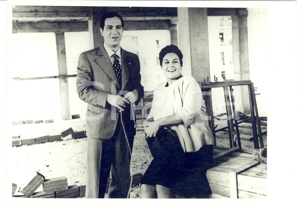 1963 CINEMA Film "El verdugo" Nino MANFREDI Emma PENELLA sul set - Foto 18x13  Fotografia d'epoca, scattata sul set del film "El verdugo " ("La ballata del boia" in Italia) di Luis Garc&iacute;a-Berlanga, con didascalia dattiloscritta al verso.CONDIZIONI: G FORMATO: 18x13 cm    originale e autentica 1