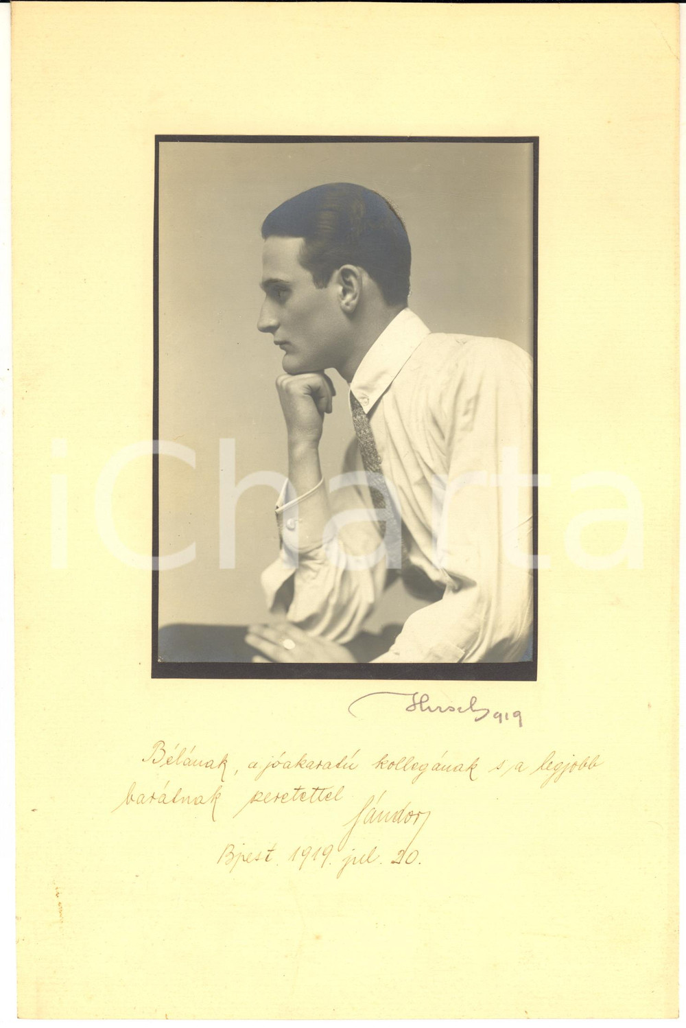 1919 BUDAPEST Portrait of Istvan SZŐNYI (?)- Photo Sandor HIRSCH AUTOGRAPH  Fotografia originale d'epoca, montata su cartoncino.Reca data e dedica dell'artista Sandor Hirsch al collega e "migliore amico".Il soggetto ritratto &egrave;, con ogni probabilit&agrave;, il pittore Istv&aacute;n Szőnyi.CONDIZIONI: G FORMATO: 10x15 cm (fotografia); 18x28 cm (cartoncino)    originale e autentica 1