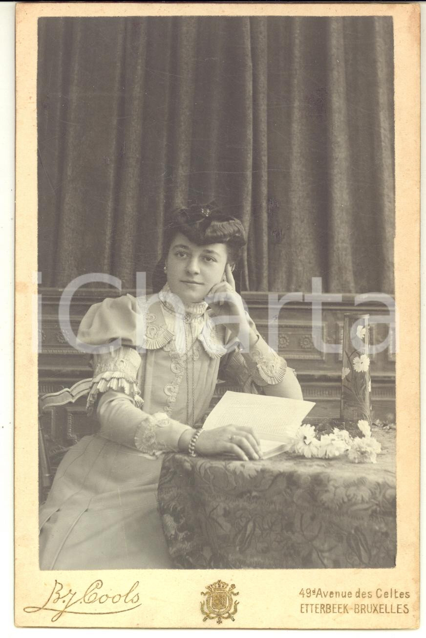 1900 ca ETTERBEEK BRUXELLES Ritratto di giovane donna alla scrivania *Foto COOLS  Fotografia originale d'epoca, montata su cartoncino rigido.CONDIZIONI: G FORMATO: 12x15 cmFOTOGRAFO: B. J. Cools - 49b Avenue des Celtes, Etterbeek Bruxelles    originale e autentica 1