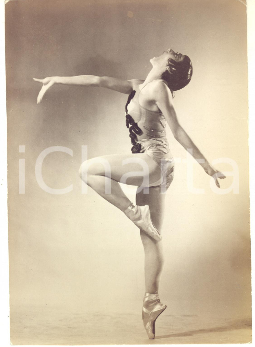 1951 DANZA Ritratto di Nora KAYE in scena - Foto RARA 14x19 cm  Rara fotografia artistica d'epoca.CONDIZIONI: FAIR (piccole piegature angolari e lievi aloni)FORMATO: 14x19 cm    originale e autentica 1