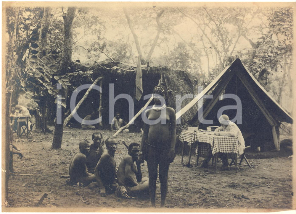 1920 ca AFRICA CONGO Abitanti di un villaggio con esploratori - Foto RARA 18x13 cm  Rara fotografia originale d'epoca.CONDIZIONI: FAIR (piccolo foro e minima mancanza angolare)FORMATO: 18x13 cm    originale e autentica 1
