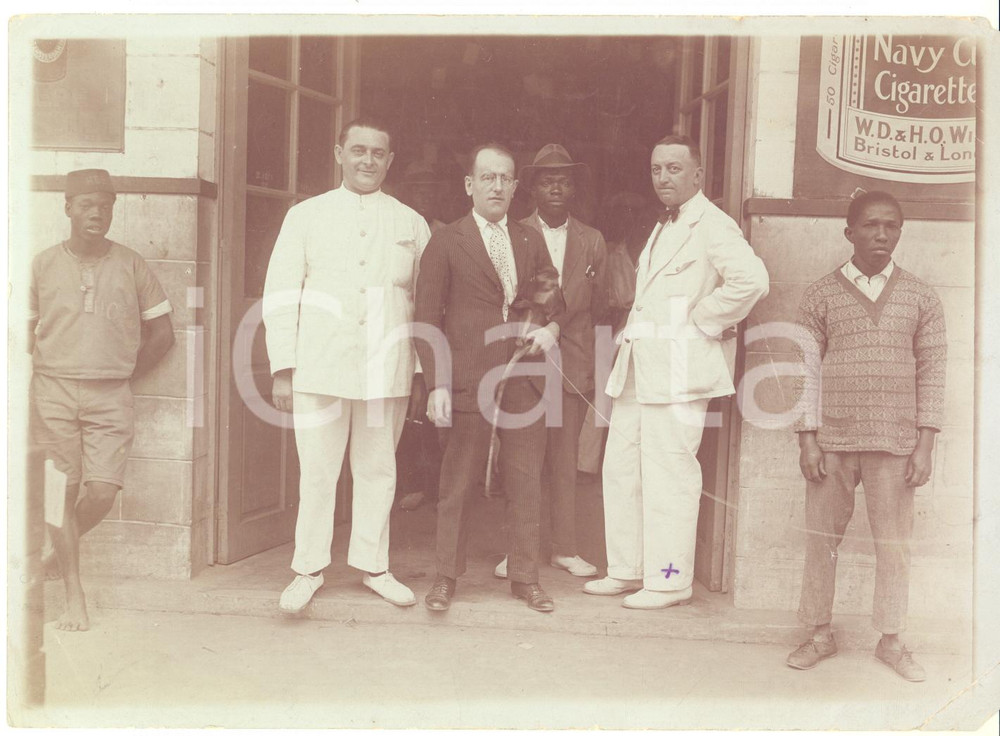 1920 ca AFRICA CONGO Ritratto di imprenditore europeo con scimmietta - Foto  Rara fotografia originale d'epoca, che ritrae un imprenditore con una scimmietta in braccio, circondato dal personale dell'attivit&agrave;.CONDIZIONI: FAIR (piegature angolari con piccole mancanze)FORMATO: 18x13 cm    originale e autentica 1