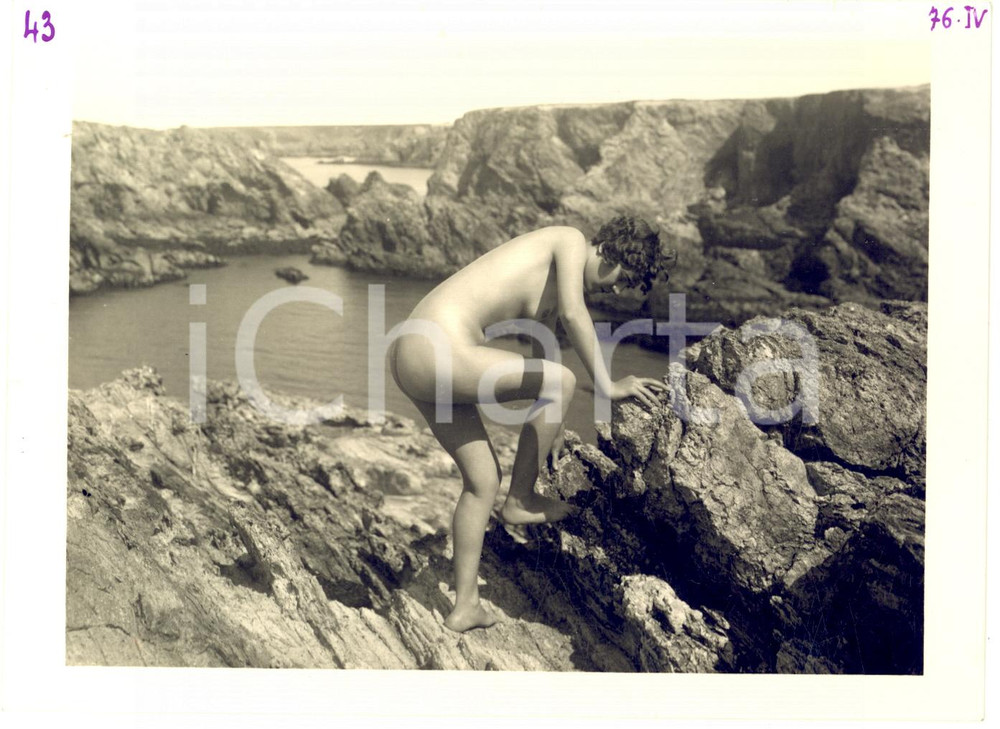 1925 ca EROTICA VINTAGE Donna nuda tra le rocce - Foto Marcel MEYS 17x13 cm  Fotografia originale d'epoca, opera del celebre fotografo Marcel Paul Meys, con timbro al verso dello studio.FOTOGRAFO: Marcel Meys - Paris IXCONDIZIONI: G (numerazione al lato superiore)FORMATO: 18x13 cm    originale e autentica 1