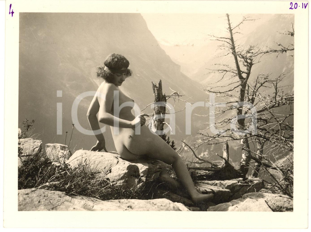 1925 ca EROTICA VINTAGE Nudo di donna in montagna - Foto Marcel MEYS 17x13 cm  Fotografia originale d'epoca, opera del celebre fotografo Marcel Paul Meys, con timbro al verso dello studio.FOTOGRAFO: Marcel Meys - Paris IXCONDIZIONI: G (numerazione al lato superiore)FORMATO: 18x13 cm    originale e autentica 1