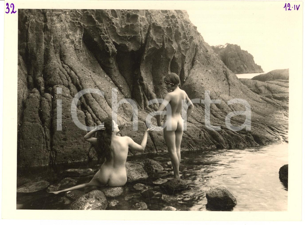 1930 EROTICA VINTAGE Two nudes bathing - Photo Marcel MEYS 18x13 cm  Fotografia originale d'epoca, opera del celebre fotografo Marcel Paul Meys, con timbro al verso dello studio.FOTOGRAFO: Marcel Meys - Paris IXCONDIZIONI: G (numerazione al lato superiore)FORMATO: 18x13 cm    originale e autentica 1