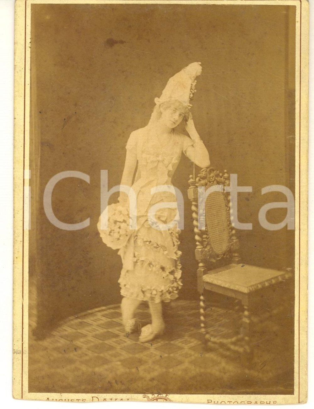 1870 ca DANZA Ritratto di ballerina in abito bianco - Foto Auguste DAVAL  Fotografia originale d'epoca, montata su cartoncino rigido.CONDIZIONI: POOR (buone condizioni della fotografia, ma margini rifilati)FORMATO: 12x15 cmFOTOGRAFO: Auguste Daval - Belfort    originale e autentica 1