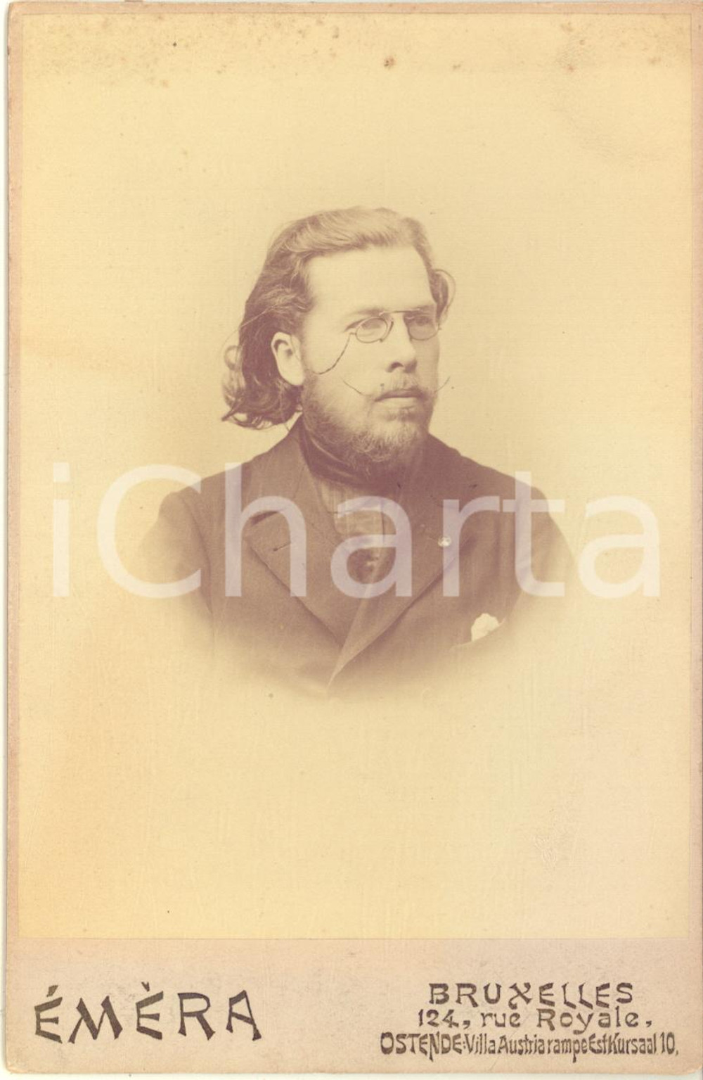 1890 ca BRUXELLES Portrait of a man with glasses - Photo EMERA 11x17 cm  Fotografia originale d'epoca, montata su cartoncino rigido.CONDIZIONI: FAIR (lievi fioriture al margine superiore)FORMATO: 11x16 cmFOTOGRAFO: Em&egrave;ra - Bruxelles, Rue Royale, 124    originale e autentica 1