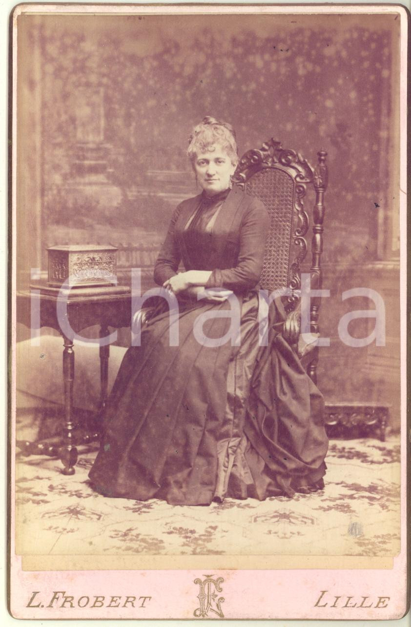 1890 ca LILLE (FRANCE) Ritratto di nobildonna con scrigno - Foto L. FROBERT  Fotografia originale d'epoca, montata su cartoncino rigido.CONDIZIONI: GFORMATO: 11x16 cmFOTOGRAFO: L. Frobert - 10, rue Esquermoise, Lille    originale e autentica 1