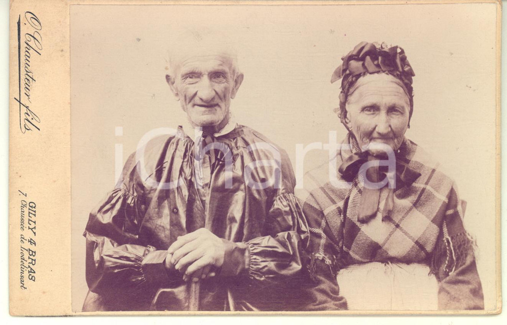 1906 JODOIGNE (BELGIQUE) Portrait de deux époux - Noces d'or - Photo CHAUSTEUR  Fotografia originale d'epoca, montata su cartoncino rigido, con didascalia manoscritta al verso che identifica nei due soggetti i bisnonni della scrivente (Mme Poncin, Bruxelles).CONDIZIONI: GFORMATO: 11x16 cmFOTOGRAFO: Omer Chausteur fils - Gilly 4 Bras    originale e autentica 1
