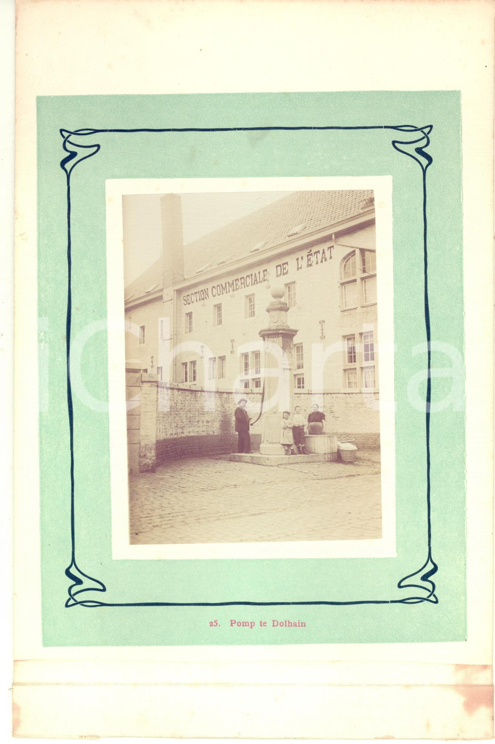 1910 ca DOLHAIN / LIMBOURG Section commerciale de l'Etat - PHOTO ANIMEE fontaine  Rara fotografia originale d'epoca, che mostra un gruppo di persone presso una fontana/pompa di fronte a un edificio pubblico.La fotografia &egrave; montata su cartoncino rigido, con un margine telato, poich&eacute; era parte di un album o serie.Didascalia originale: "25. Pomp te Dolhain".CONDIZIONI: G (ma macchie di umidit&agrave; al lato sinistro)FORMATO: 23x15 cm (cartoncino); 8x11 cm (fotografia)    originale e autentica 1