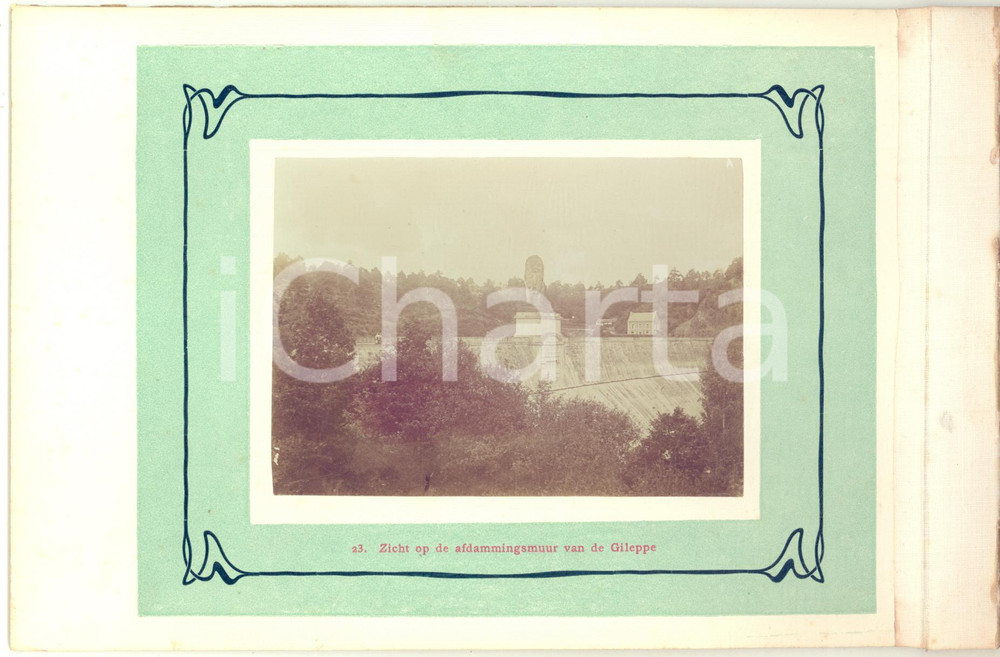 1910 ca Diga di GILEPPE (BELGIO) Veduta con il leone monumentale - Foto VINTAGE  Rara fotografia originale d'epoca.La fotografia &egrave; montata su cartoncino rigido, con un margine telato, poich&eacute; era parte di un album o serie.Didascalia originale: "23. Zicht op de afdammingsmuur van de Gileppe".CONDIZIONI: G FORMATO: 23x15 cm (cartoncino); 8x11 cm (fotografia)    originale e autentica 1
