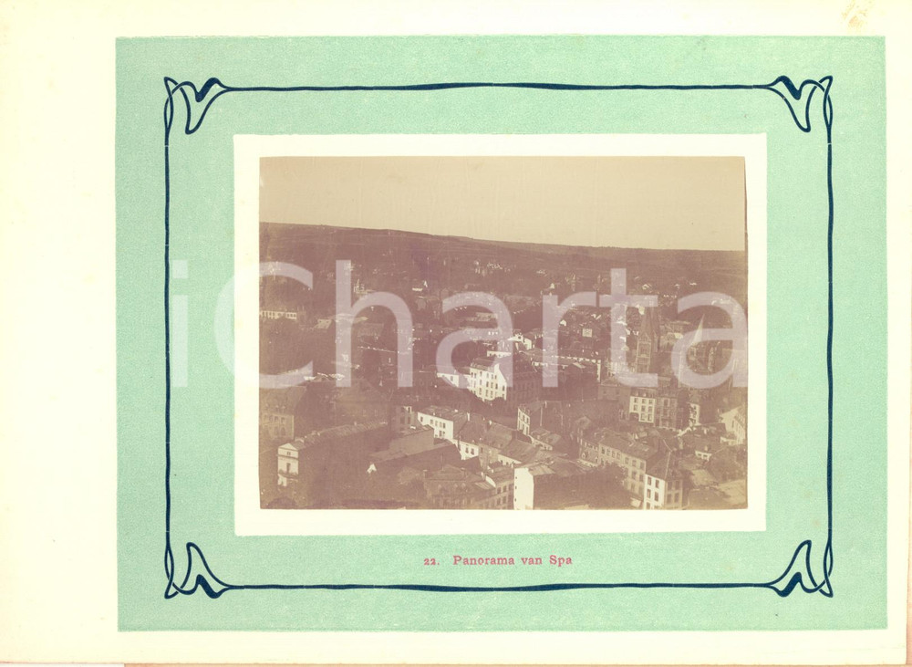 1910 ca SPA (BELGIO) Veduta panoramica dall'alto - Foto VINTAGE  Fotografia originale d'epoca.La fotografia &egrave; montata su cartoncino rigido, con velina di protezione e un margine telato, poich&eacute; era parte di un album o serie.Didascalia originale: "22. Panorama van Spa".CONDIZIONI: G (ma macchie di umidit&agrave; sul margine telato)FORMATO: 23x15 cm (cartoncino); 11x8 cm (fotografia)    originale e autentica 1