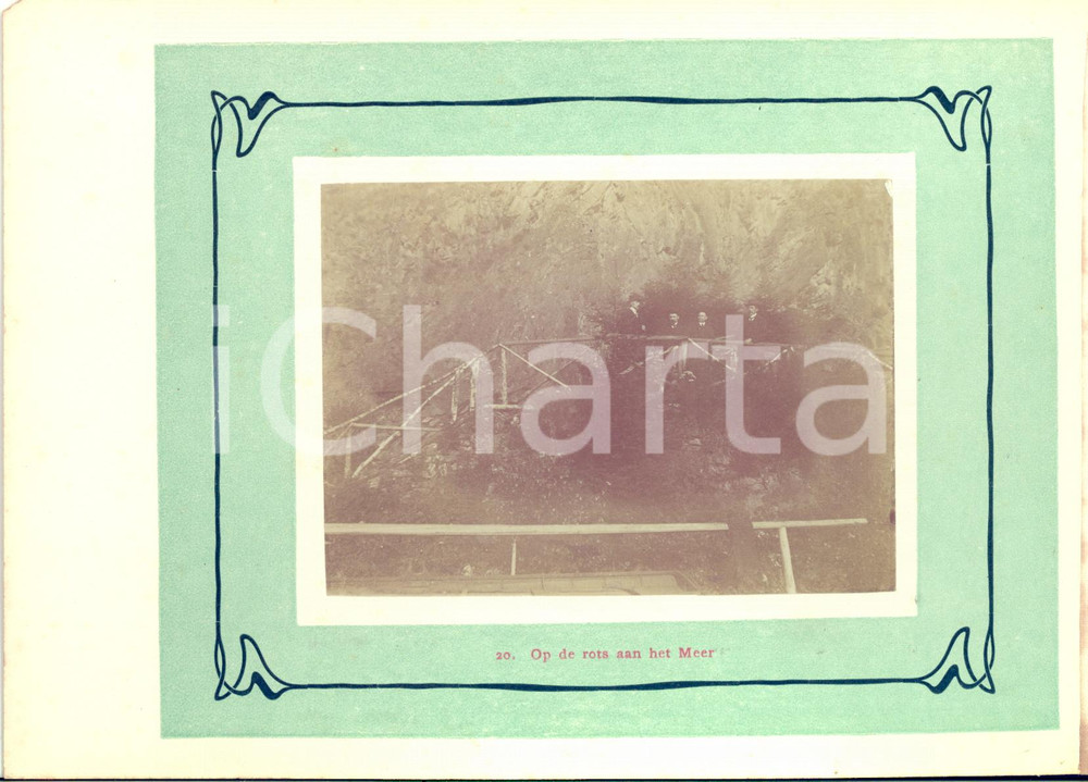 1910 ca SPA (BELGIO) Escursionisti su una roccia in riva al lago - Foto vintage  Fotografia originale d'epoca, scattata nei pressi del Lago di Warfaaz (Spa, Belgio).La fotografia &egrave; montata su cartoncino rigido, con una velina protettiva e un margine telato, poich&eacute; era parte di un album o serie.Didascalia originale: "20. Op de rots aan het Meer".CONDIZIONI: G (ma macchie di umidit&agrave; sul margine telato)FORMATO: 23x15 cm (cartoncino); 11x8 cm (fotografia)    originale e autentica 1