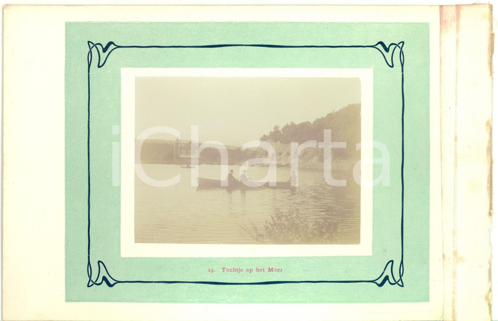 1910 ca SPA (BELGIO) Una gita sul Lago di WARFAAZ - Foto vintage 23x15 cm  Fotografia originale d'epoca, scattata presso il Lago di Warfaaz (Spa, Belgio).La fotografia &egrave; montata su cartoncino rigido, con una velina protettiva e un margine telato, poich&eacute; era parte di un album o serie.Didascalia originale: "19. Tochtje op het Meer".CONDIZIONI: G (ma macchie di umidit&agrave; sul margine telato)FORMATO: 23x15 cm (cartoncino); 11x8 cm (fotografia)    originale e autentica 1