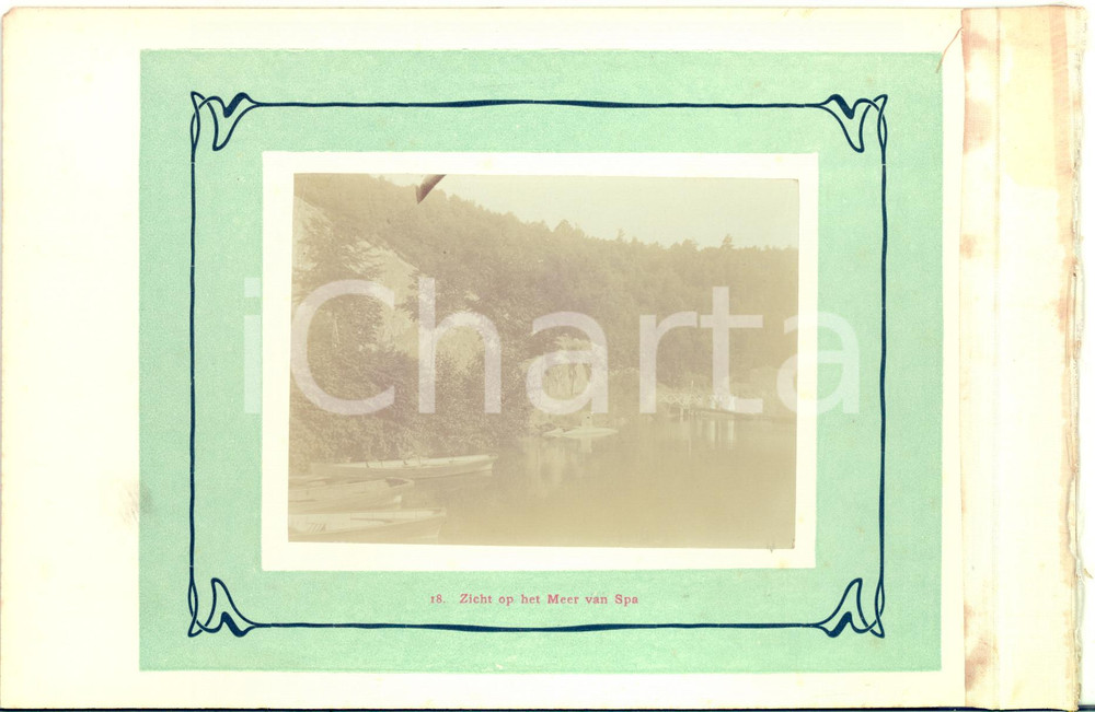 1910 ca SPA (BELGIO) Veduta panoramica del lago di WARFAAZ - Foto vintage 23x15  Fotografia originale d'epoca, scattata presso il Lago di Warfaaz (Spa, Belgio).La fotografia &egrave; montata su cartoncino rigido, con margine telato, poich&eacute; era parte di un album o serie.Didascalia originale: "18. Zicht op het Meer van Spa".CONDIZIONI: G (ma macchie di umidit&agrave; sul margine telato)FORMATO: 23x15 cm (cartoncino); 11x8 cm (fotografia)    originale e autentica 1