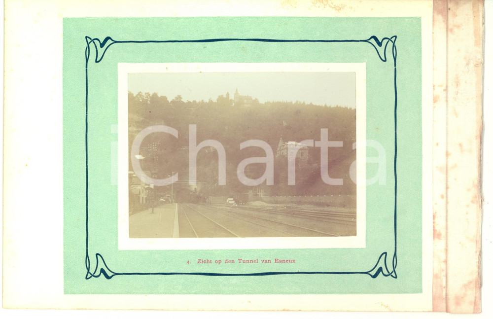 1910 ca ESNEUX Stazione ferroviaria con treno in uscita dal tunnel - Foto RARA  Fotografia originale d'epoca.La fotografia &egrave; montata su cartoncino rigido, con margine telato, poich&eacute; era parte di un album o serie.Didascalia originale: "4. Zicht op den Tunnel van Esneux".CONDIZIONI: FAIR (macchie di umidit&agrave; sul margine telato)FORMATO: 23x15 cm (cartoncino); 11x8 cm (fotografia)    originale e autentica 1