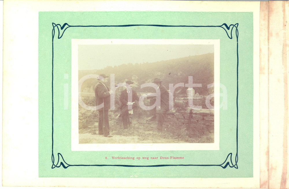 1910 ca BELGIUM Escursionisti sulla strada per DOUX-FLAMME - Foto VINTAGE  Fotografia originale d'epoca.La fotografia &egrave; montata su cartoncino rigido, con margine telato, poich&eacute; era parte di un album o serie.Didascalia originale: "6. Verfrissching op weg naar Doux-Flamme".CONDIZIONI: FAIR (macchie di umidit&agrave; sul margine telato; lievi difetti di stampa)FORMATO: 23x15 cm (cartoncino); 11x8 cm (fotografia)    originale e autentica 1