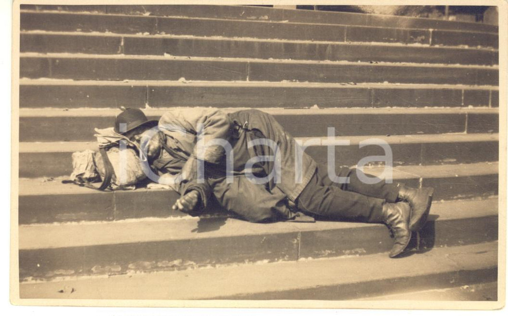 1929 LONDON Homeless sleeping on a staircase - VINTAGE Photo postcard  Fotografia originale d'epoca, in formato cartolina postale, con didascalia manoscritta al verso.CONDIZIONI: GFORMATO: FP    originale e autentica 1