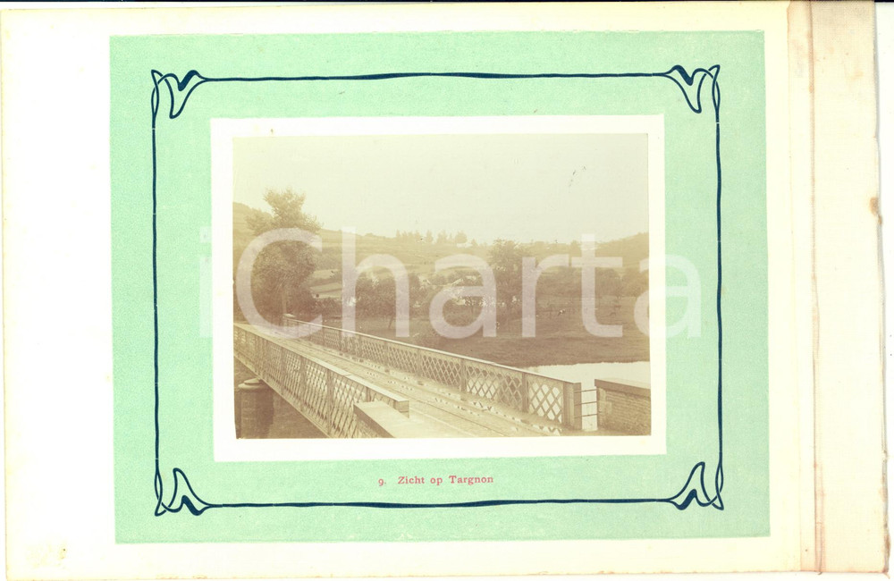 1910 ca TARGNON (WALLONIA, BELGIO) Panorama dal ponte - Foto VINTAGE  Fotografia originale d'epoca.La fotografia &egrave; montata su cartoncino rigido, con margine telato, poich&eacute; era parte di un album o serie.Didascalia originale: "9. Zicht op Targnon".CONDIZIONI: GFORMATO: 23x15 cm (cartoncino); 11x8 cm (fotografia)    originale e autentica 1