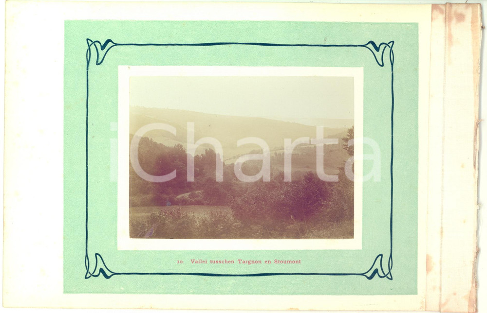 1910 ca BELGIO Veduta della vallata tra TARGNON e STOUMONT - Foto VINTAGE  Fotografia originale d'epoca.La fotografia &egrave; montata su cartoncino rigido, con margine telato, poich&eacute; era parte di un album o serie.Didascalia originale: "10. Vallei tusschen Targnon en Stoumont".CONDIZIONI: G (ma lievi macchie al margine telato)FORMATO: 23x15 cm (cartoncino); 11x8 cm (fotografia)    originale e autentica 1