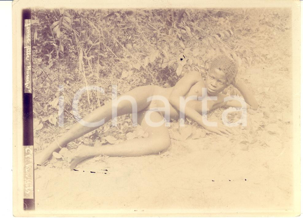 1890 ca CONGO NU ETHNIQUE Jeune fille MONGO allongée - Photo VAN GILS 12x9 cm  Fotografia originale d'epoca.CONDIZIONI: G (Iieve piegatura al lato inferiore)FORMATO: 12x9 cm    originale e autentica 1