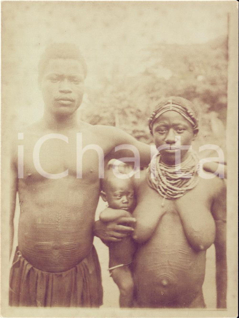 Fotografia d epoca originale 1915 ca CONGO Portrait de jeune famille tribale avec tatouages   Photo 9x12 cm 1