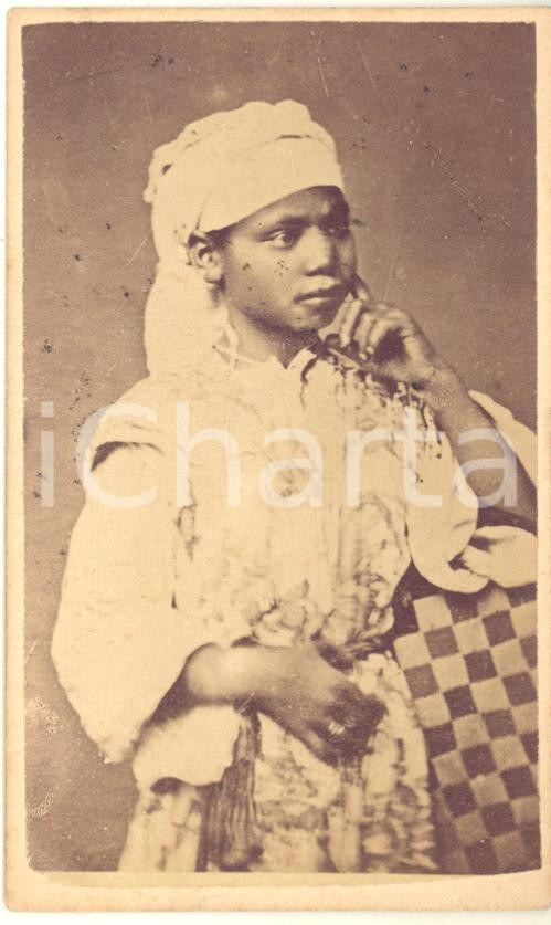 1870 ca ALGERIE (?) Portrait d'un enfant pensif - RARE Photo CDV ethnique  Fotografia d'epoca, su cartoncino rigido.CONDIZIONI: FAIR (lievi macchie)FORMATO: CDV    originale e autentica 1