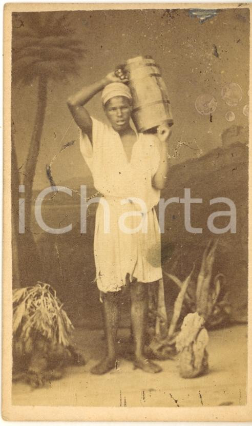 1870 ca ALGERIE (?) Portrait d'un porteur de tonneau - RARE Photo CDV ethnique  Fotografia d'epoca, su cartoncino rigido.CONDIZIONI: FAIR (lievi macchie)FORMATO: CDV    originale e autentica 1