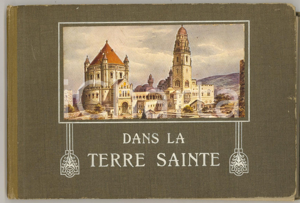 1909 DANS LA TERRE SAINTE - 48 aquarelles PERLBERG avec texte *Ed. ANDELFINGER Brossura editoriale con copertina telata.La pubblicazione, in forma di album, raccoglie 48 acquerelli del pittore tedesco Friedrich Perlberg realizzati in Terra Santa.FORMATO: 21x14 cmCONDIZIONI: POOR (tracce d'uso in copertina; buone condizioni interne, ma qualche fioritura; legatura distaccata dal dorso)PAGINE: 48    originale e autentica 1