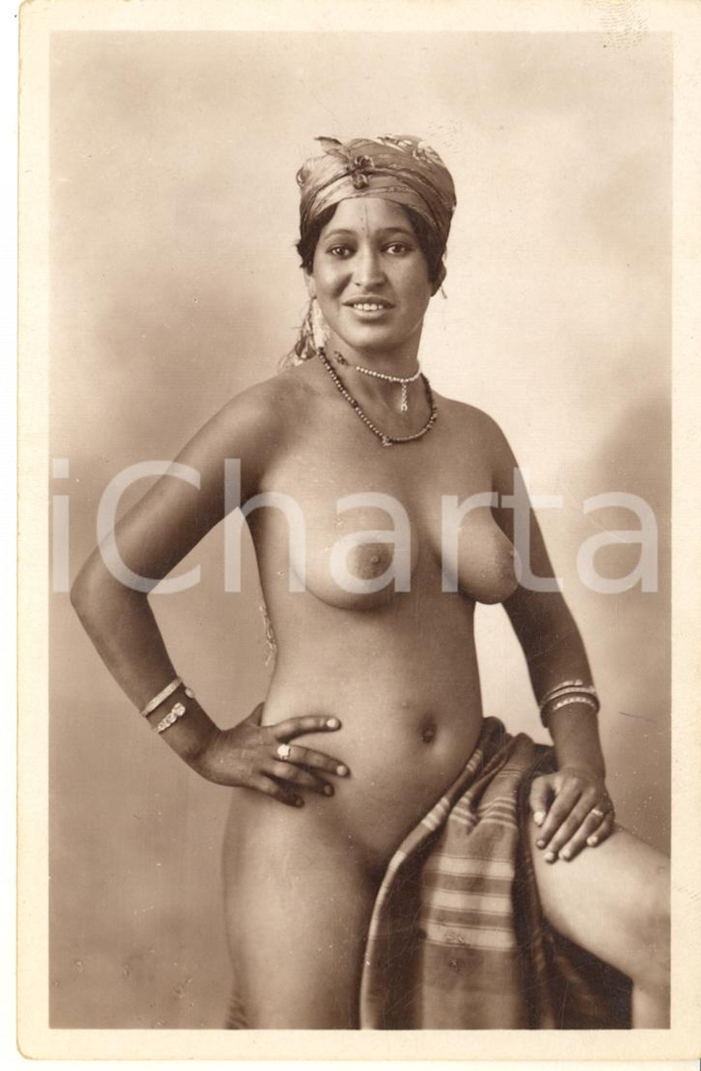 1930 ca ETHNIC NUDE Beautés Arabes - Etude de nu indigène - Vintage postcard FP Cartolina postale d'epoca, non viaggiata.FORMATO: FPCONDIZIONI: FAIR (lieve piegatura al lato destro e minima macchia)    originale e autentica 1