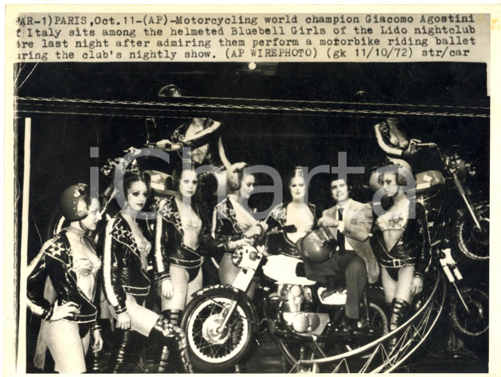 1972 PARIS Motorcycling champion Giacomo AGOSTINI with Bluebell Girls - Photo  Fotografia originale di agenzia.CONDIZIONI: VERY POOR (piegature ai margini; bassa qualit&agrave; di stampa; minime macchie all'angolo superiore destro)FORMATO: 24x18 cm    originale e autentica 1
