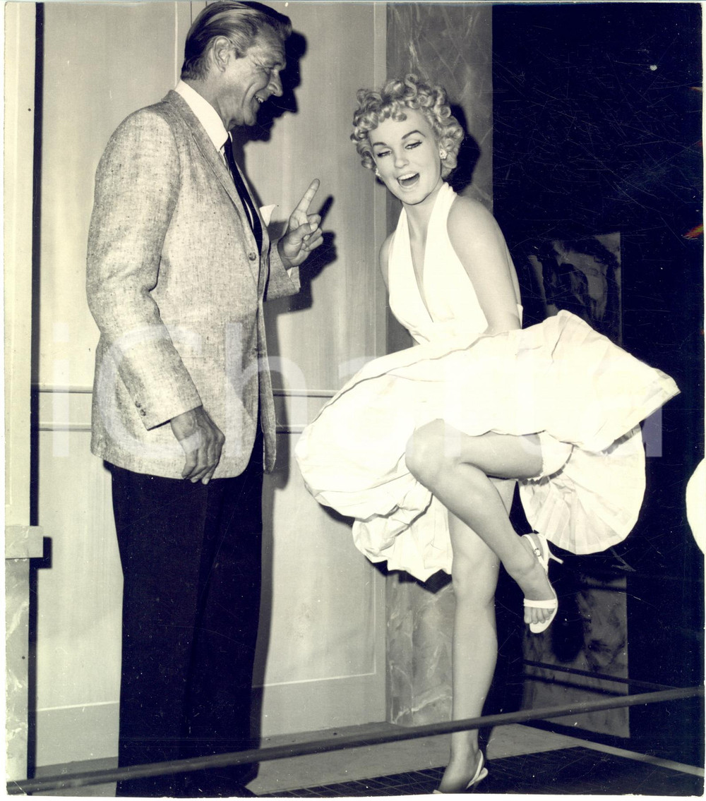 1966 HOLLYWOOD Wax Museum - Sonny TUFTS with the wax figure of Marilyn Monroe  Fotografia originale di agenzia, con didascalia coeva al verso.CONDIZIONI: POOR (graffi, lievi piegature marginali e difetti di stampa)FORMATO: 20x23 cm    originale e autentica 1