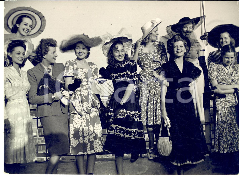 1947 BRUXELLES Festival - Vedettes françaises à une réception - Photo 18x13 cm  Fotografia d'epoca, che reca al verso la didascalia originale.Sono riconoscibili: Louise Carletti, Marcelle Derrien, Annabella, Edwige Feuilli&egrave;re, Maria Mauban, Madeleine Sologne, Lisette Lanvin, Madeleine Robinson, Andr&eacute;e Clement e Blanchette Bruney.CONDIZIONI: G (lievi piegature angolari; piccoli difetti di stampa)FORMATO: 18x13 cm     originale e autentica 1