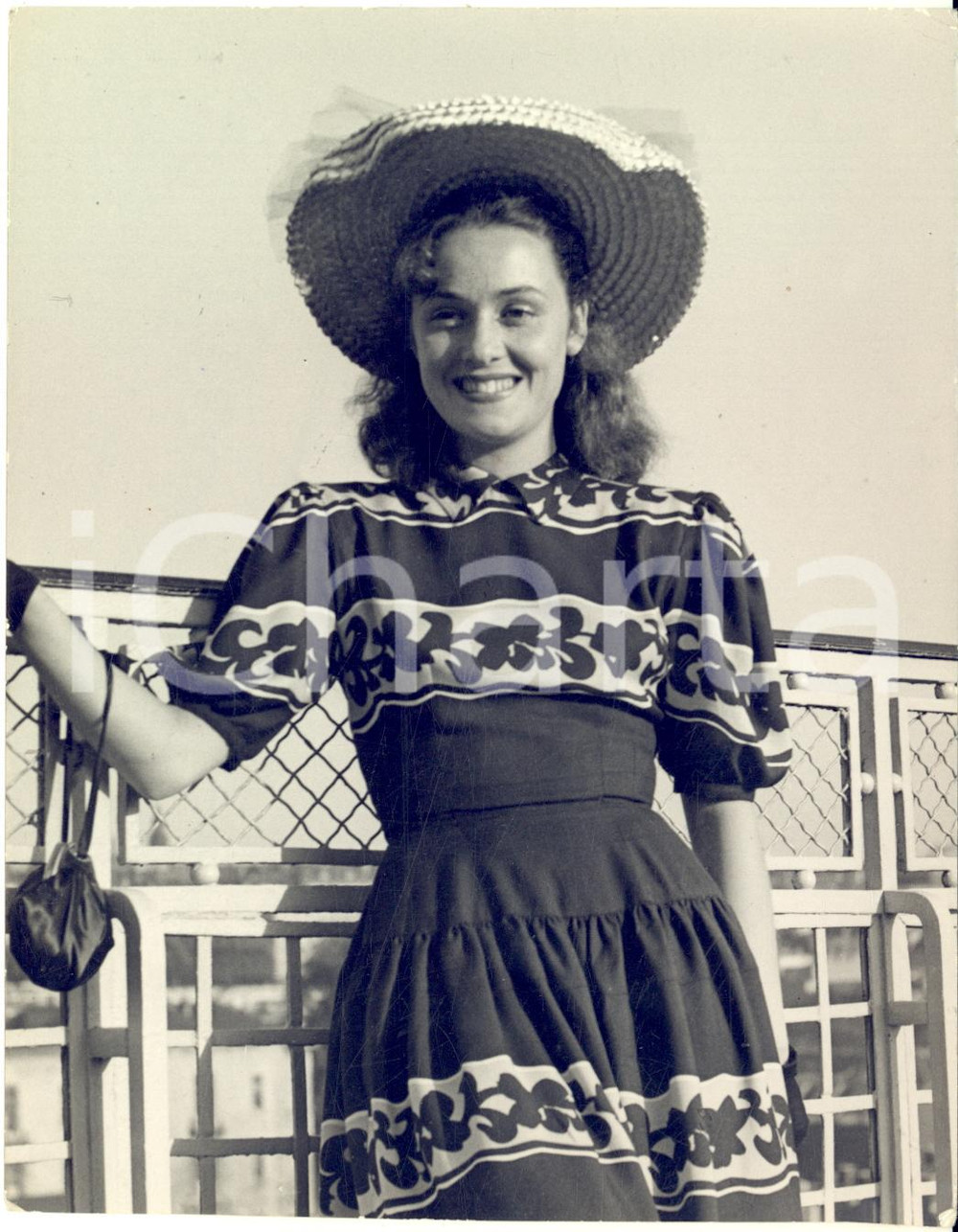 1947 BRUXELLES Festival -  Maria MAUBAN à une réception - Photo 13x17 cm  Fotografia d'epoca, che reca al verso la didascalia originale.Sono riconoscibili: Louise Carletti, Marcelle Derrien, Annabella, Edwige Feuilli&egrave;re, Maria Mauban, Madeleine Sologne, Lisette Lanvin, Madeleine Robinson, Andr&eacute;e Clement e Blanchette Bruney.CONDIZIONI: G (lievi rigature e piegature angolari)FORMATO: 13x17 cm     originale e autentica 1