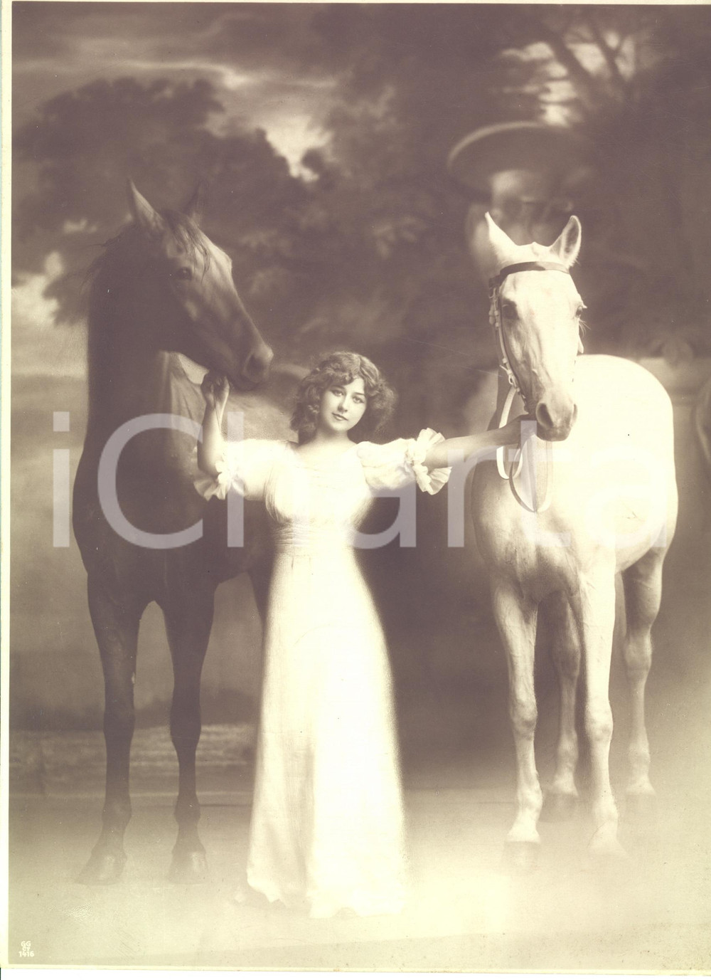 1925 ca Young woman posing with two horses -  RARE vintage photo 22x30 cm  Fotografia d'epoca, in grande formato.Editore GG - 1416CONDIZIONI: GFORMATO: 22x30 cm    originale e autentica 1