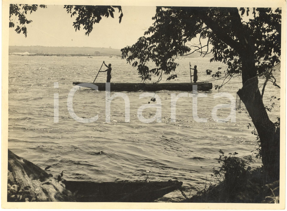 1960 ca CONGO Indigeni in barca sul fiume Congo presso Léopoldville - Foto 24x18  Fotografia d'epoca, che reca al verso la didascalia originale.FOTOGRAFO: J. Costa - CongopresseCONDIZIONI: FAIR (piegature angolari e al margine inferiore)FORMATO: 24x18 cm     originale e autentica 1