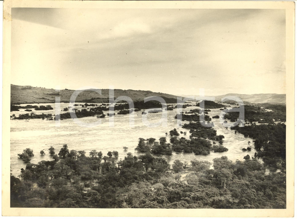 1960 ca République du CONGO Le site d'INGA avant la réalisation du barrage PHOTO  Fotografia d'epoca, che reca al verso la didascalia originale.FOTOGRAFO: H. Goldstein - CongopresseCONDIZIONI: FAIR (lievi piegature marginali e macchie angolari)FORMATO: 24x18 cm     originale e autentica 1