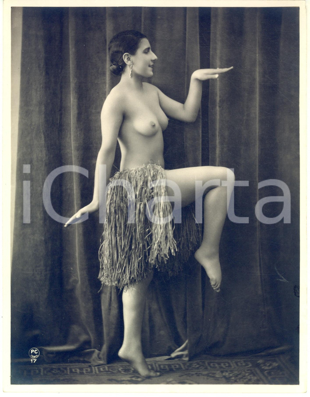 1910 ca VINTAGE EROTIC Half-naked woman dancing - Photo PC PARIS risque 18x24 cm  Fotografia seriale d'epoca.Editore PC Paris - Serie 17CONDIZIONI: GFORMATO: 18x24 cm    originale e autentica 1